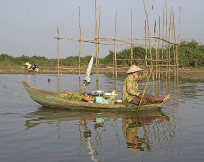 Vendedora desde una barca en Camboya