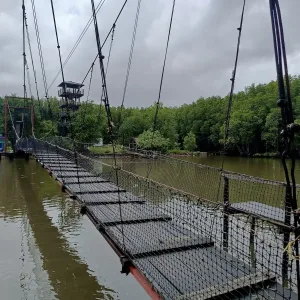 Cruzar un puente colgante en Camboya, una experiencia irrepetible.