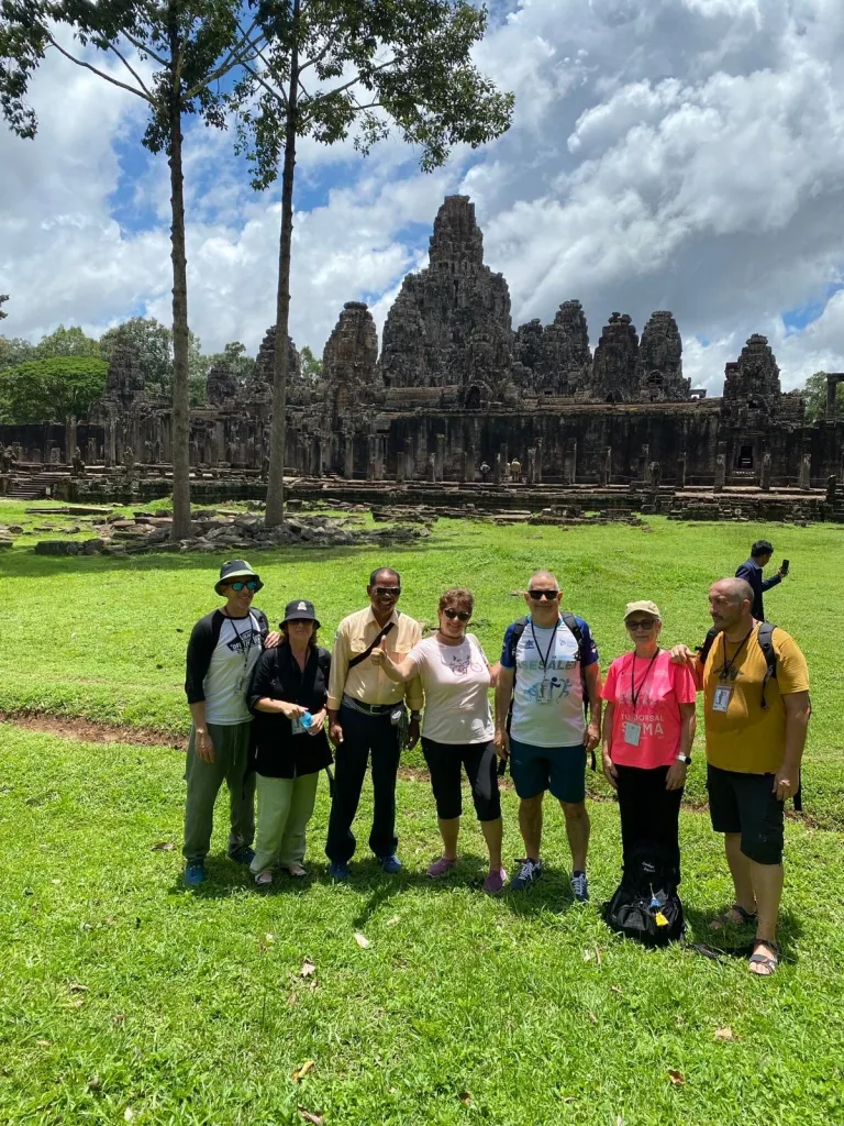 con angkor wat al fondo. un viaje irrepetible a Camboya