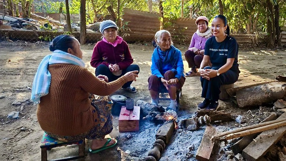 Con aldeanos en nuestros viajes diferentes en Laos