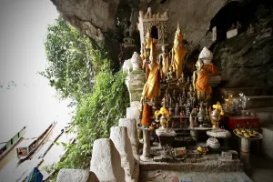 Cueva con imágenes de buda