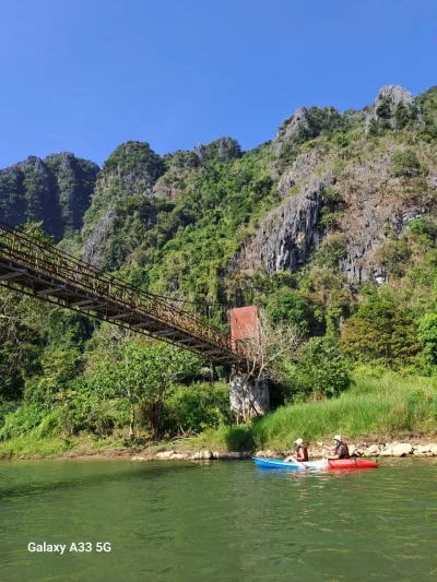 En piragua por un río espectacular en Laos