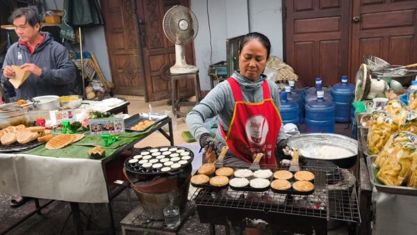 Vendedora en un mercado local en Laos