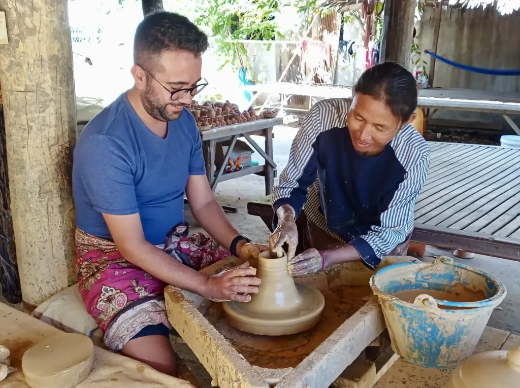 Haciendo alfarería en Camboya